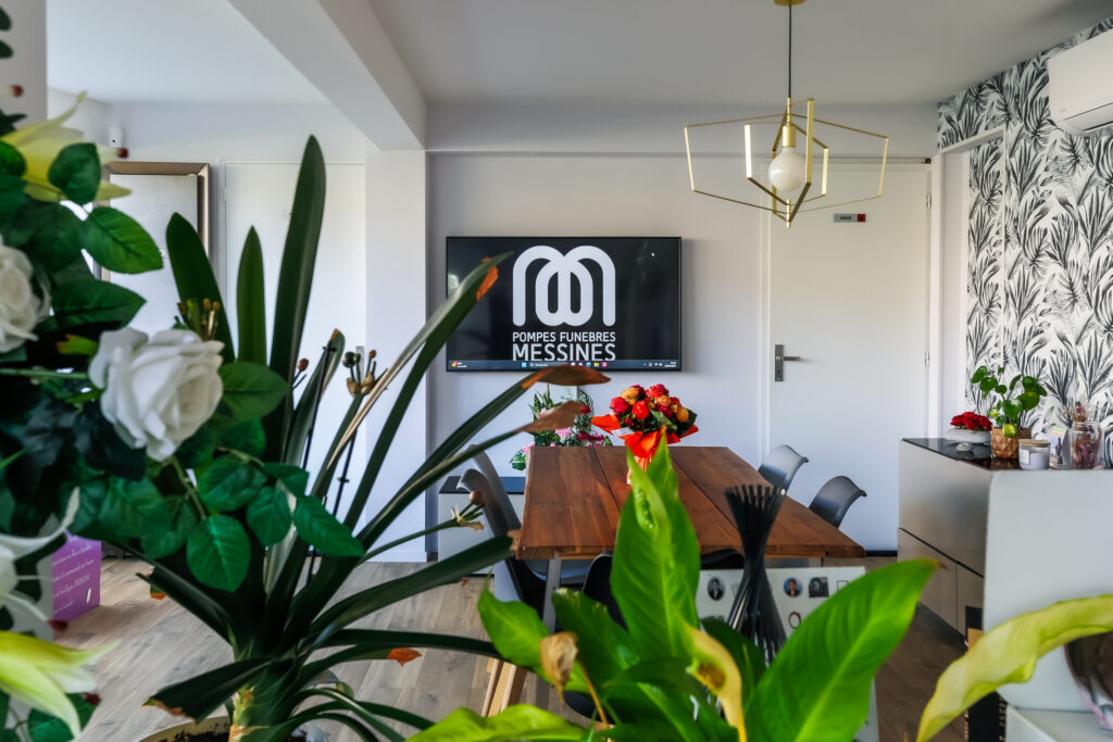 fleurs dans un vase dans un cimetiere