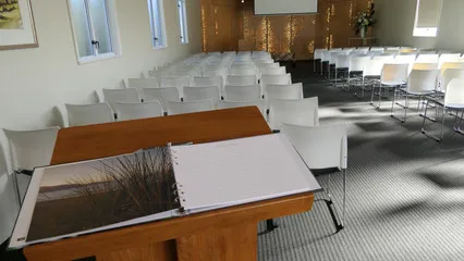 Registre de condoléances posé sur un pupitre dans une salle de cérémonie d'obsèques