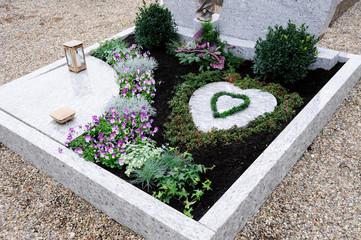 fleurs a motifs cœurs sur cimetiere