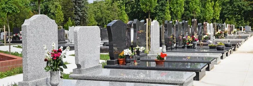 Exposition de monuments funéraires et stèles en granit en cimetière