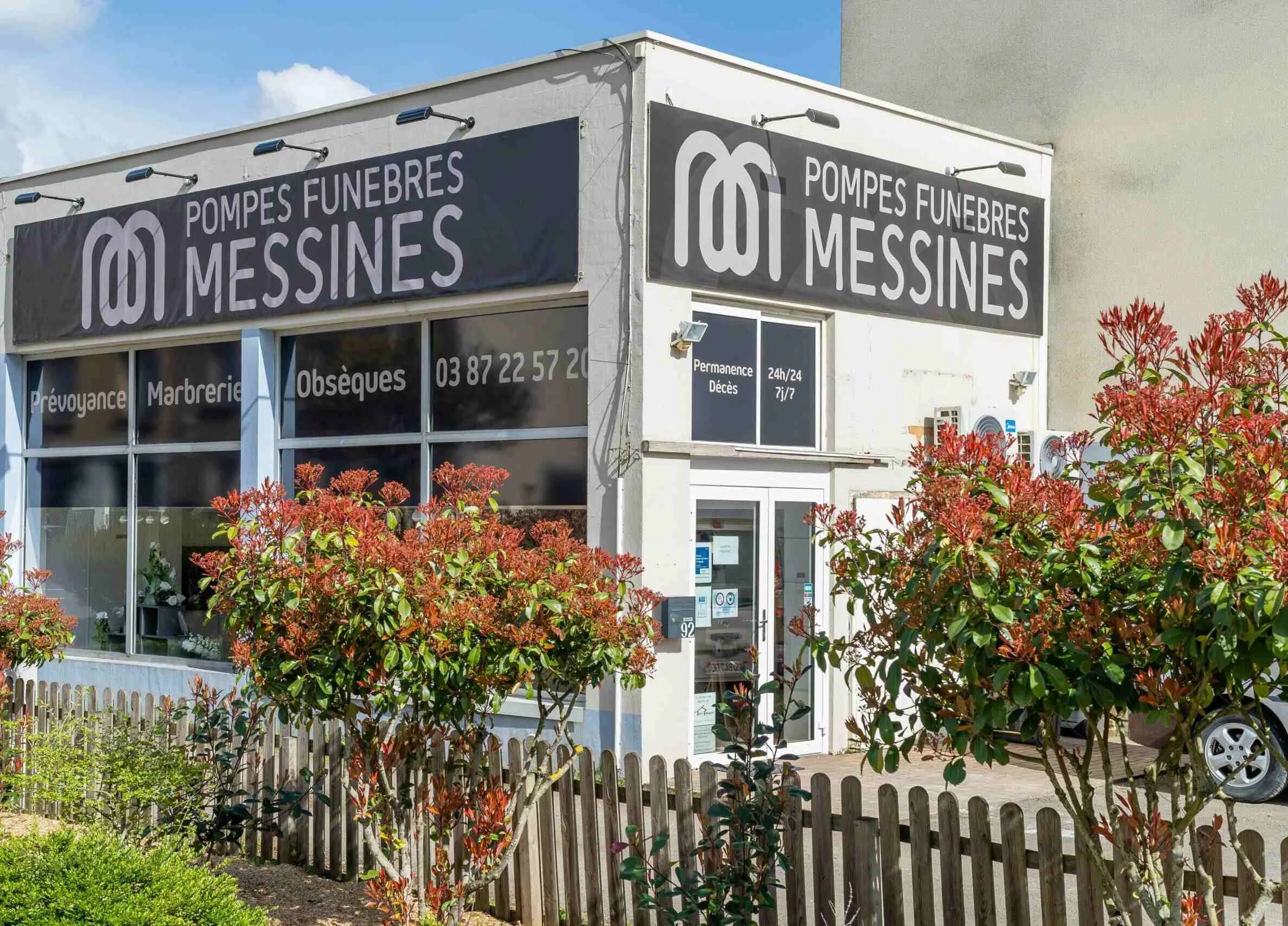 Devanture de l'agence Pompes Funèbres Messines avec espace marbrerie et permanence décès 24h/24